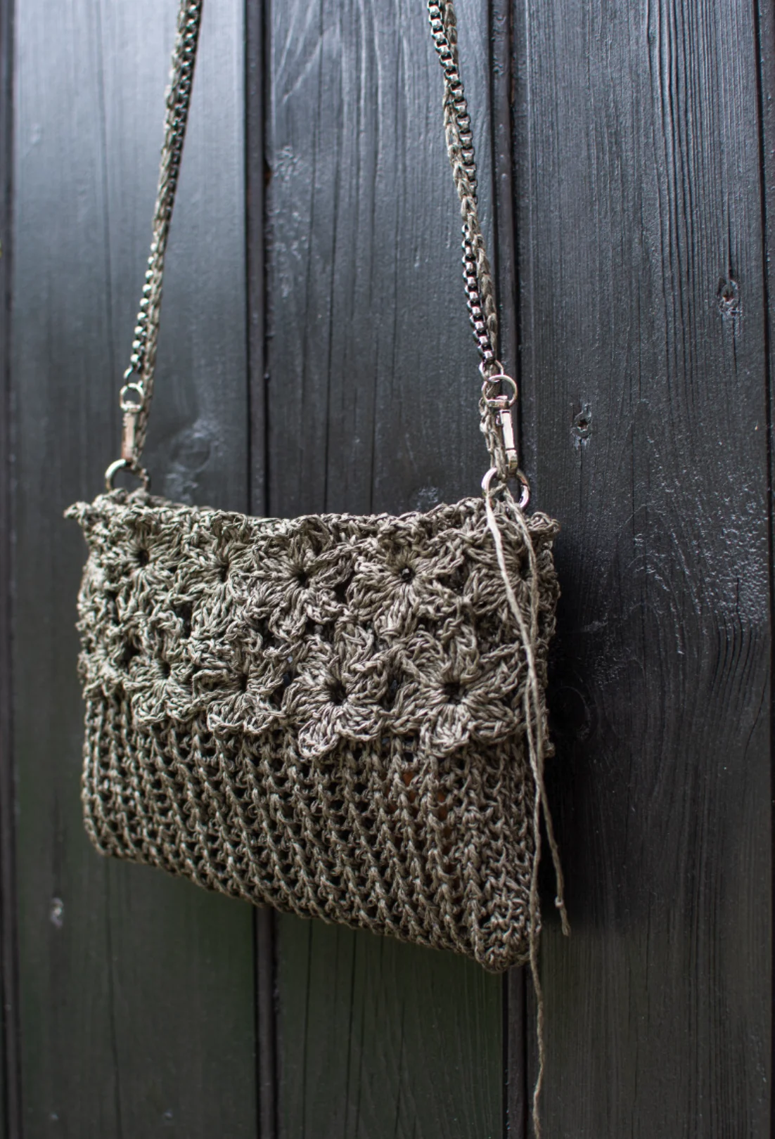 Torebka z rafii z kwiatkami