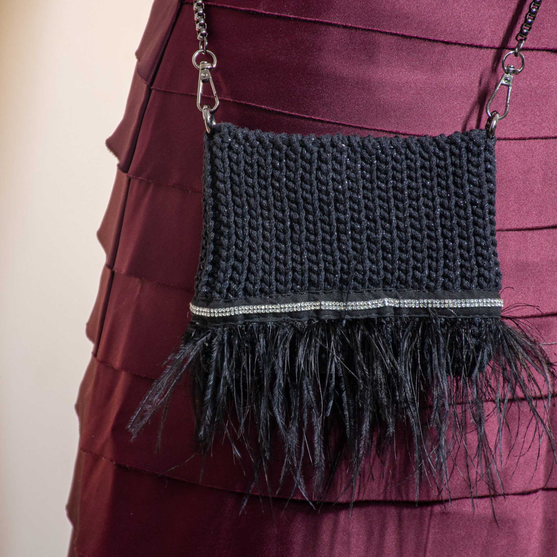 Torebka mała z cyrkoniami i piórami