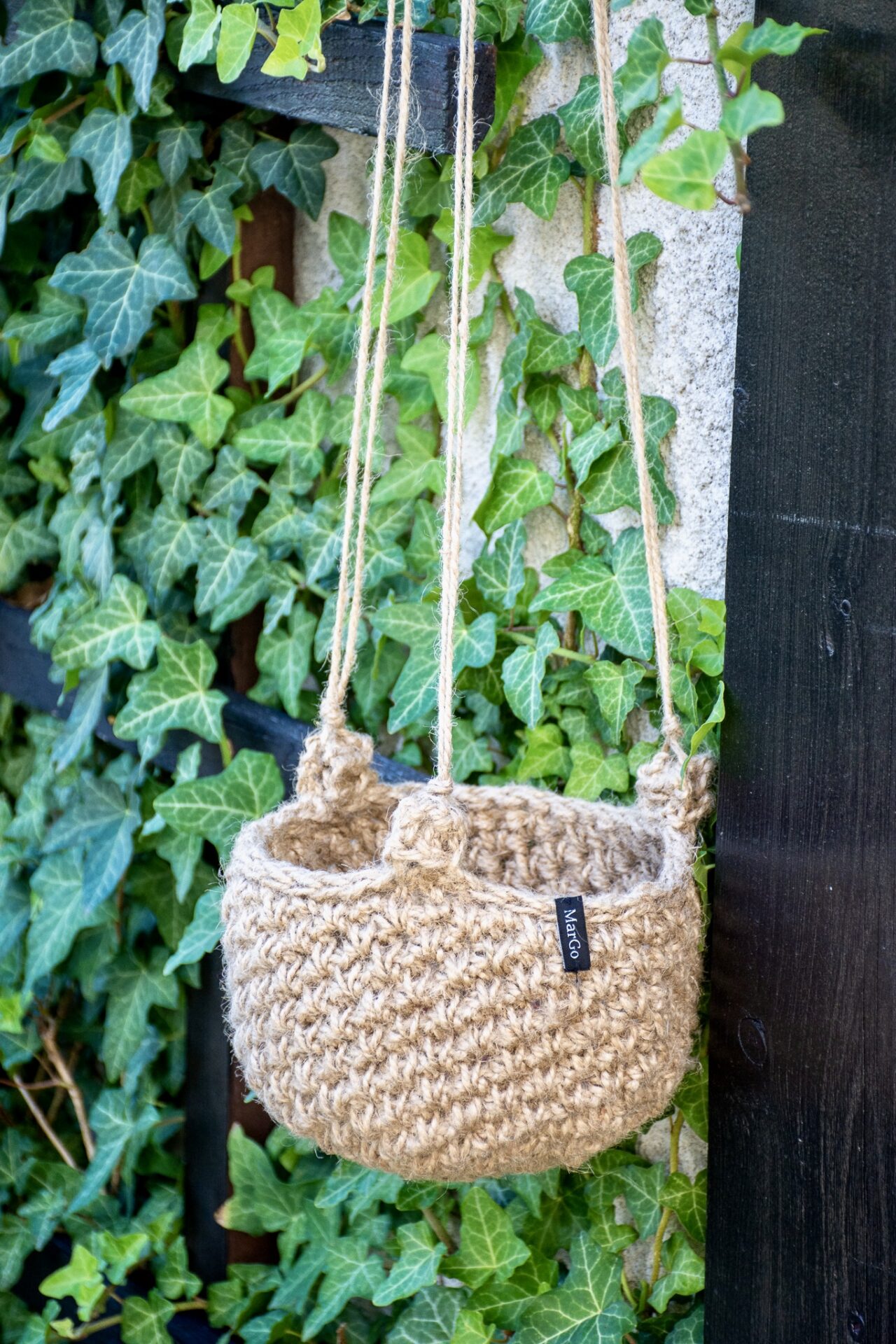 Wisząca osłonka ze sznurka jutowego boho  na doniczkę handmade